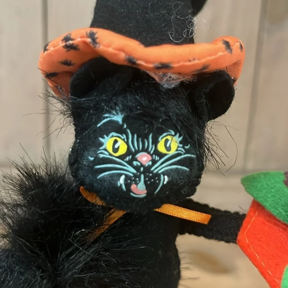 Annalee Witch Cat “Midnight Ride Kitty” Pumpkin Broom Hat